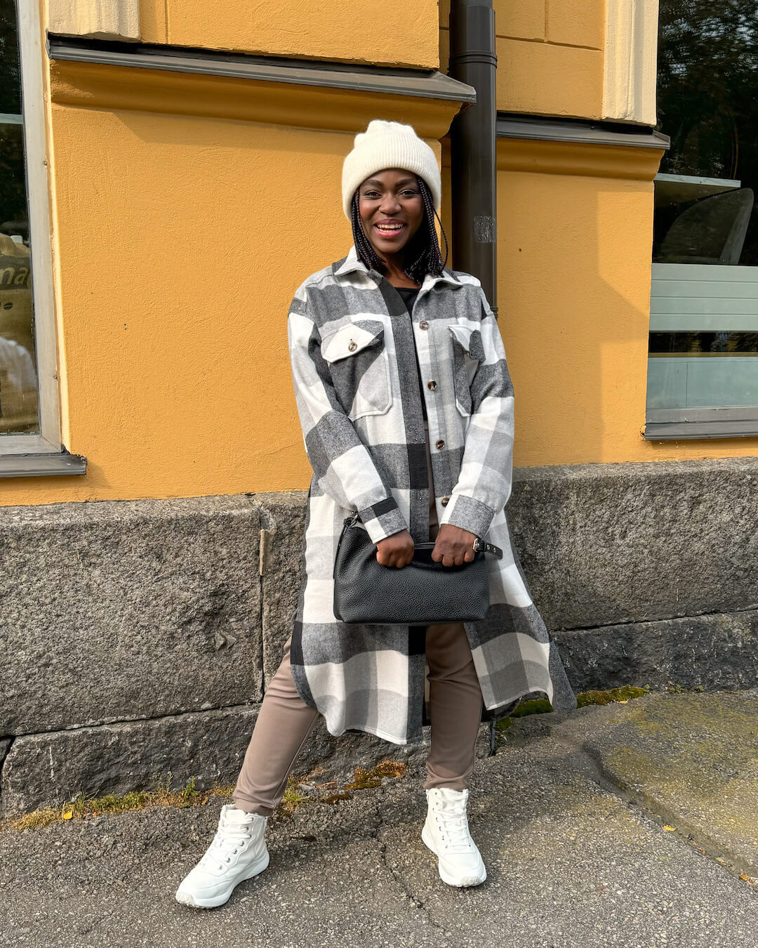 Kind HalpaHalli Monia Syksy2024 Pose