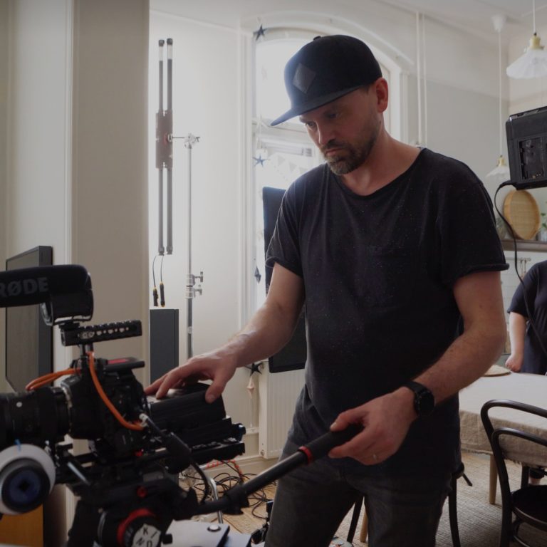 Videokuvaaja kuvaamassa lokaatiossa.