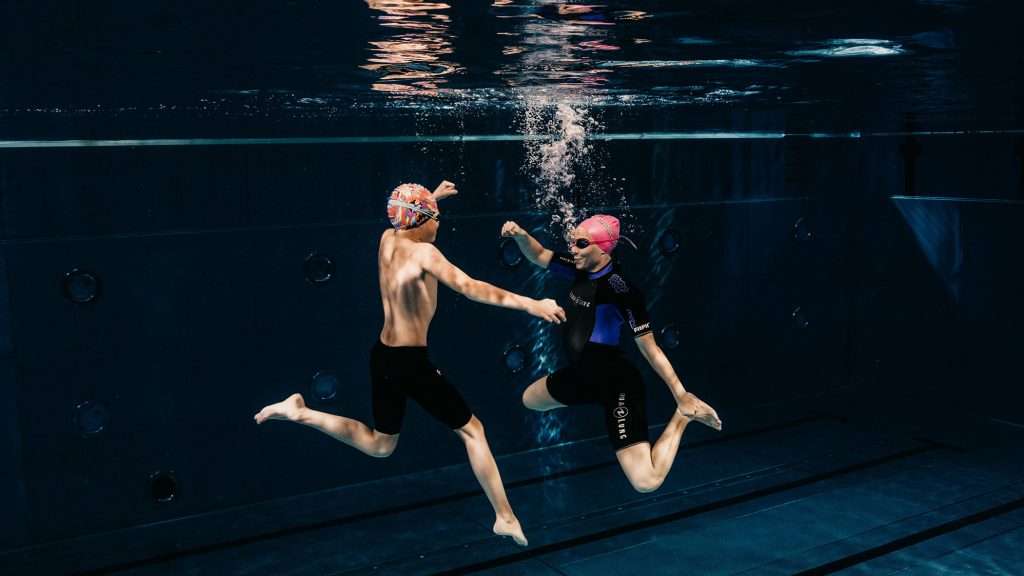 Kind FitPit lapset sukeltaa altaassa